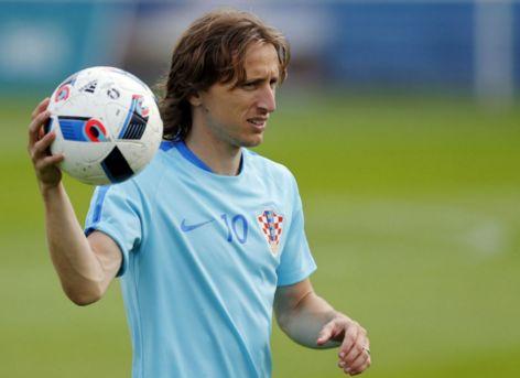 风雨无阻穆勒冒着大雨坚持运动——打高尔夫